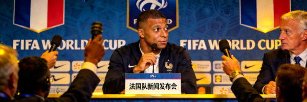 法国队球员姆巴佩在新闻发布会上回答记者提问